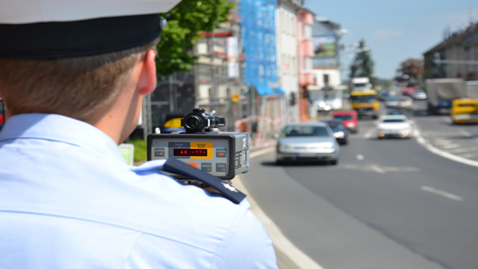 Polizisten werden verpflichtet, …